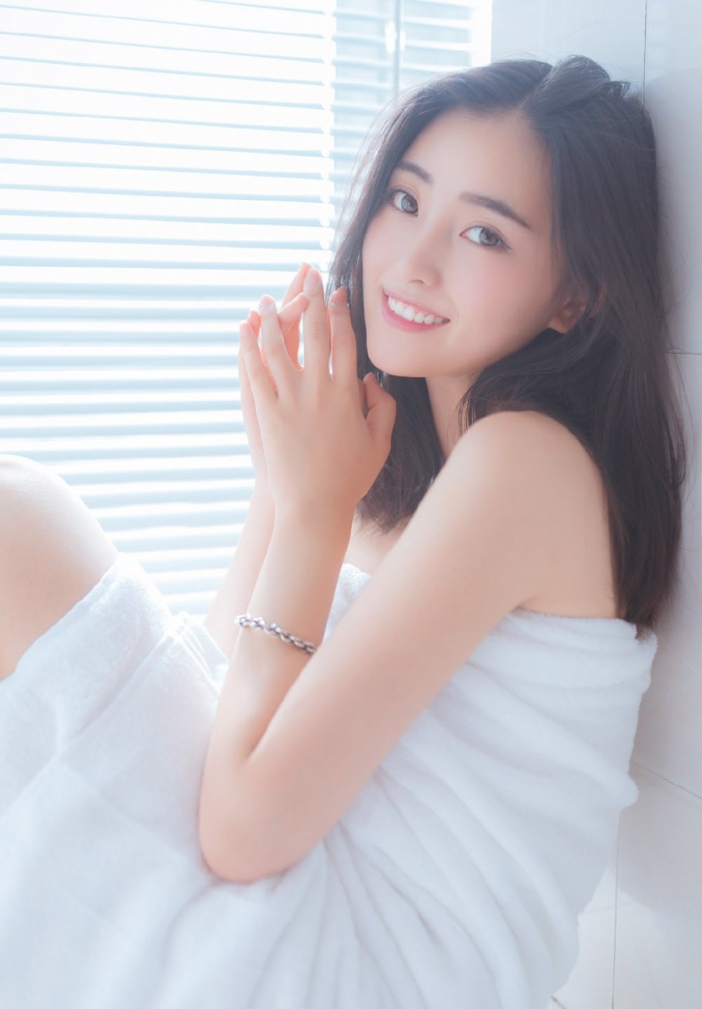 上海茶室里茶艺师顾一鸣为茶友辨识普洱年份与仓储